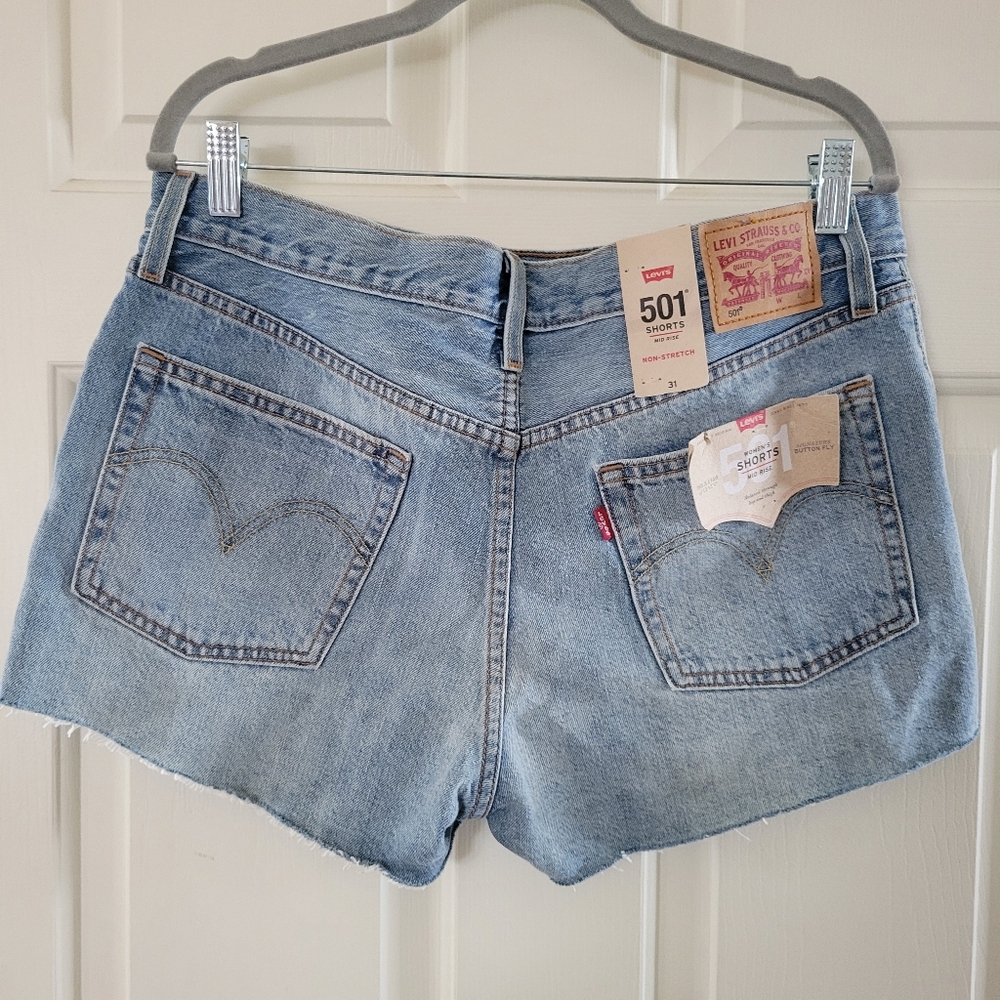 NWT Levi's 501 Mid-Rise Medium Wash Shorts, size 31